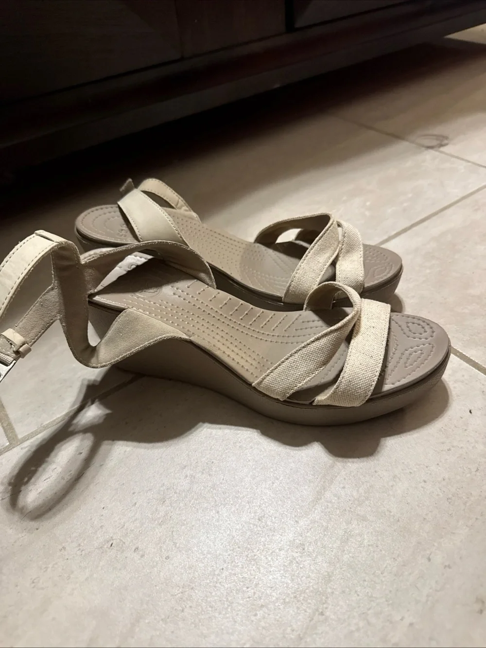 Crocs Women’s Sz 10 Leigh II Cross Ankle Strap Wedge Sandals Beige Canvas EUC